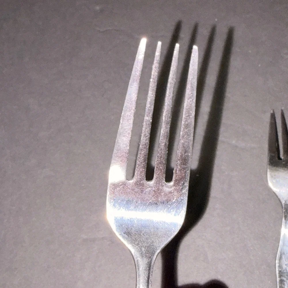 Stainless Steel Dinner Forks Set of 4 Contoured Fiddleback Handle Silver 7.25in